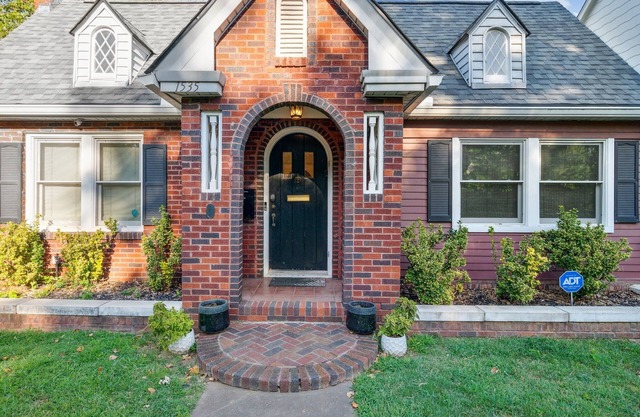 3 bed, office, hot tub, 2 min to Cherry St