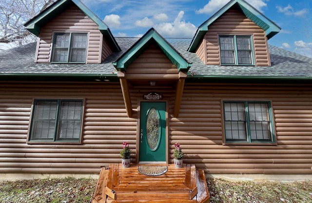 3 Bedroom + 2.5 Bath Beautiful Log Cabin with Fireplace + Stunning Mountain Views!
