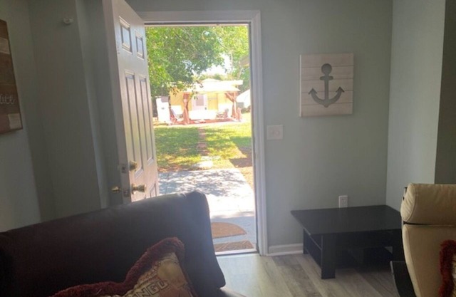 3 BEDROOM 2 BATH HOUSE PLUS COTTAGE/Fenced Backyard/Patio/Grill/Firepit/Driveway