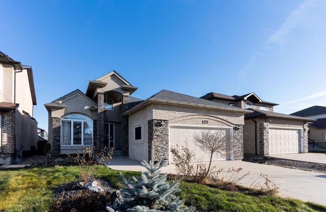 3 bedroom + 2 bathroom Bungalow House in River Park South of Winnipeg
