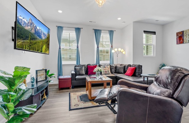 3-bedroom/3.5 bath near RDU/RTP with personal workspace,smart TVs, pool,dog park