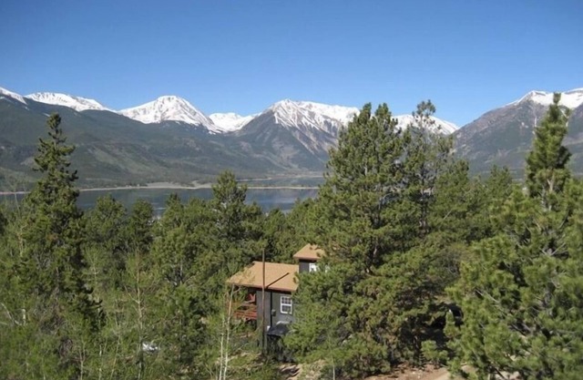 3-Bedroom, 3-Level Cabin-Spectacular Mountain and Lake Views!