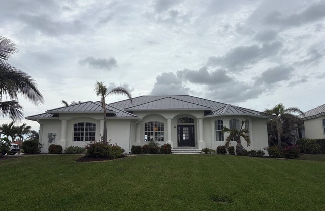 3 bedroom 4 bathroom house , heated pool , close to market and dining .