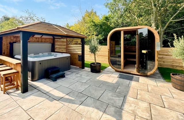 3 bedroom accommodation in Raywell, Beverley