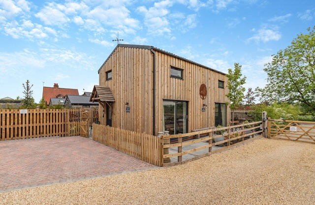 3 bedroom accommodation in Church Broughton, near Derby