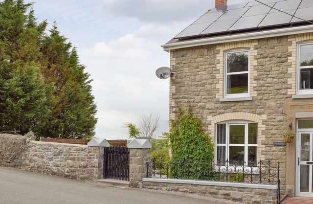 3 bedroom accommodation in Llandybie, near Llandeilo