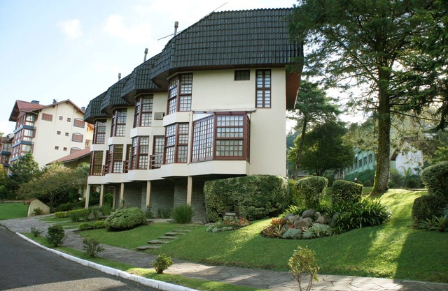 3-bedroom apartment near the center in a quiet location with a beautiful view of the woods