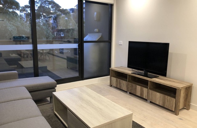 3-bedroom apt 300 meters to train station, 15 mins to CBD