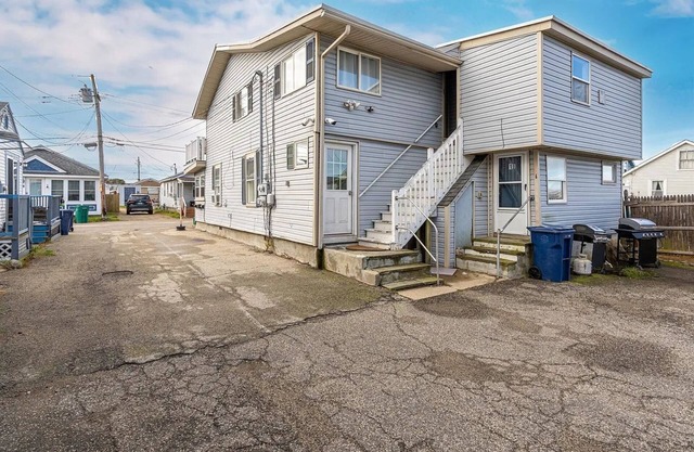 3-bedroom beachy apartment one block from Hampton Beach