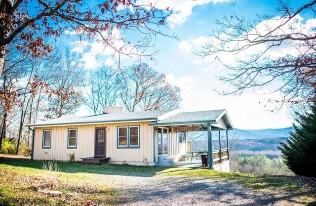 3-bedroom cabin with BEAUTIFUL views - 28 minutes from Shenandoah National Park
