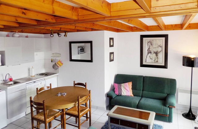 3 bedroom duplex for 5/6 people in residence with pool