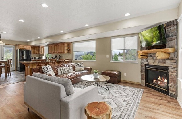 3 Bedroom End Unit with Natural light and Mountain views