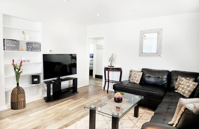 3 Bedroom Entire Home in Fonthill - 6guests-lots of parking!