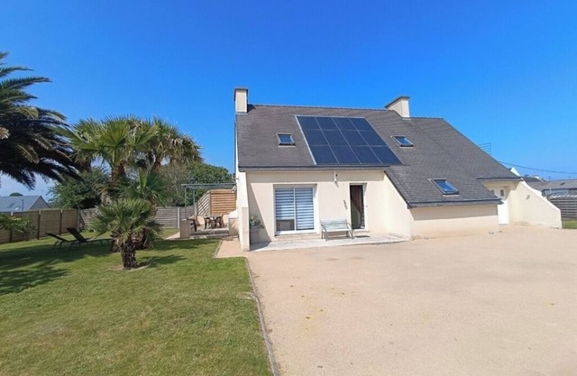3 bedroom family house for 6 people on the seafront enclosed garden