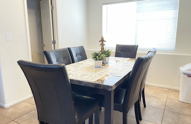 3 bedroom fast wifi 15 min to strip Fremont street