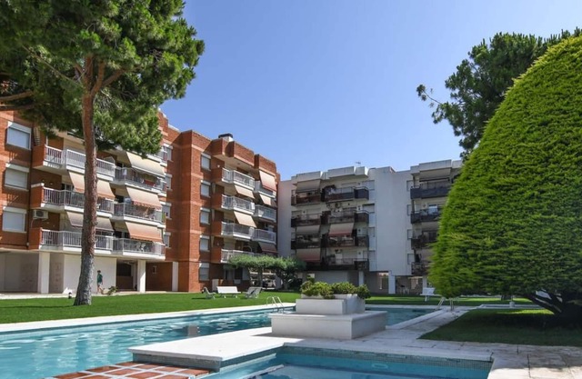 3 bedroom flat, with communal pool and 5 minutes from the beach.