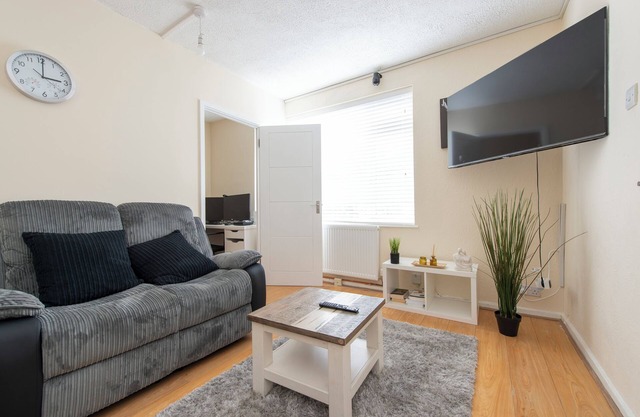 3 bedroom House, Greenwich, Family and Contractor Friendly! Sleeps 11!