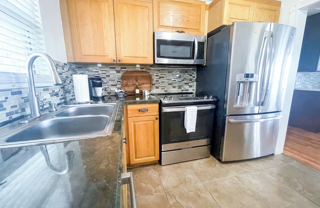 3-bedroom house in brilliant Bradenton with AC, WiFi