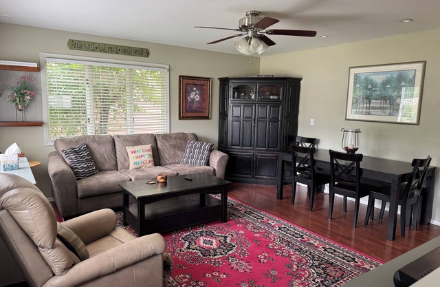 3-bedroom House in Cozy Mundelein with Private Patio and Grill