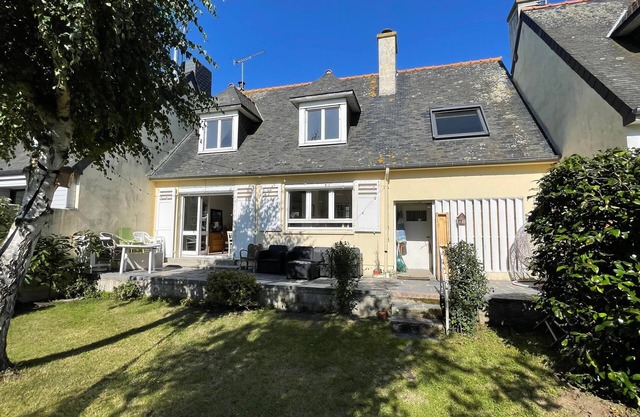 3-bedroom house, south-west sunny garden, beaches and shops on foot(700m)
