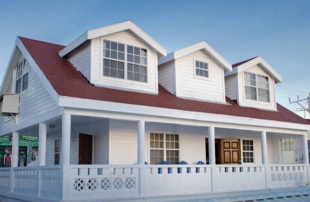 3 bedroom house (town center, steps always from the beach)