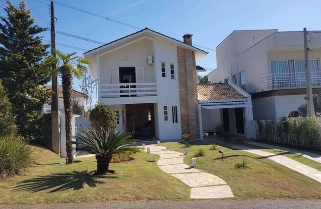 3 Bedroom House with Suite and Pool