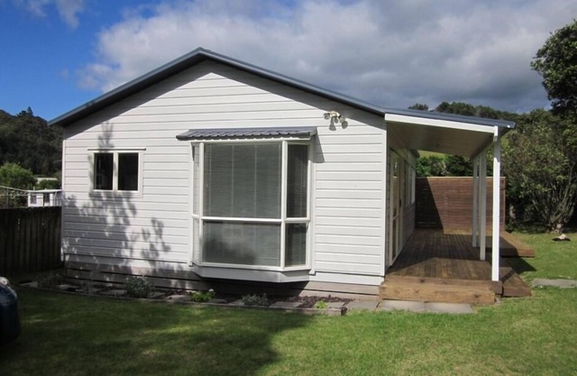 3 bedroom modern bach 3 minutes from beach