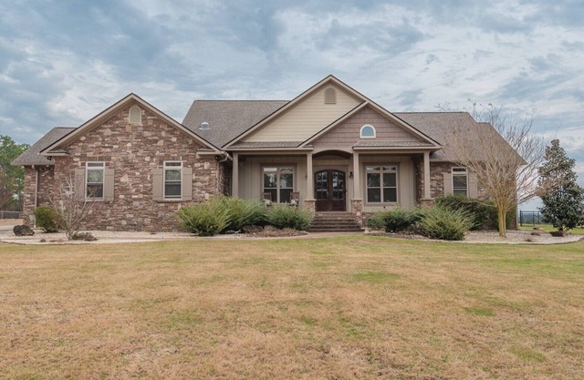 3-bedroom modern farmhouse retreat near the Masters w/pool and hot-tub