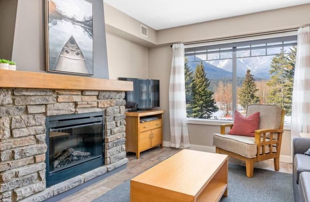 3 Bedroom Mountain Retreat New full-renovation Near Banff Canmore Sleeps 8 Sanitizing Protocols NEWLY UPGRADED HIGH-SPEED WIRELESS INTERNET