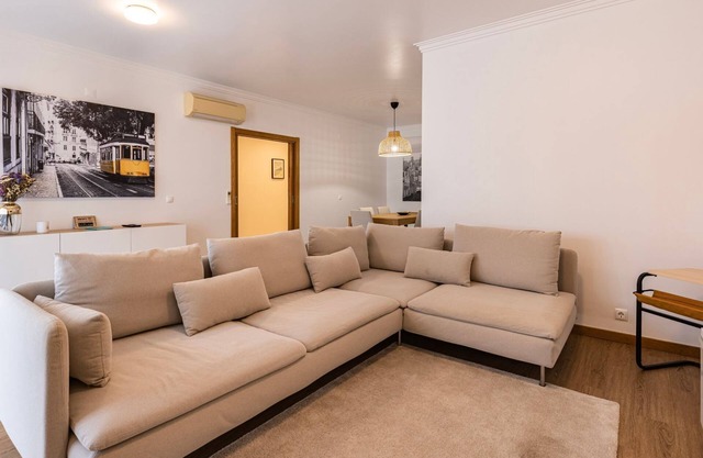 3 Bedroom Oeiras Wonder W/Balcony by LovelyStay