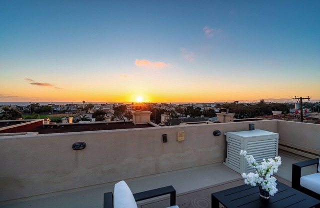 3-bedroom phenomenal King in Hermosa Beach with AC, WiFi, fitness area