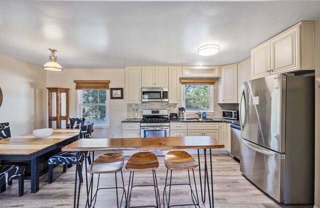 3-bedroom Pool Home Upper Level in Waldorf - CLOSE TO DC