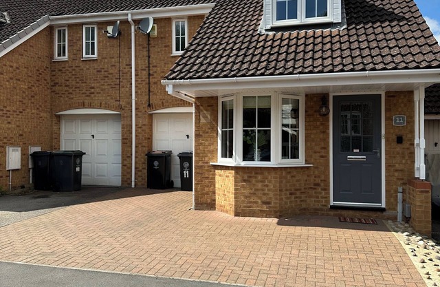 3 Bedroom, Sleeps 5/6, drive and car charger, near Rushden Lakes.