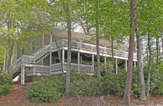 3 Bedrooms, 2 Flex Rooms, 3 Bathrooms! Covered Boat Slip & Hoist! Wifi! Come Visit "Jolly Roger"!