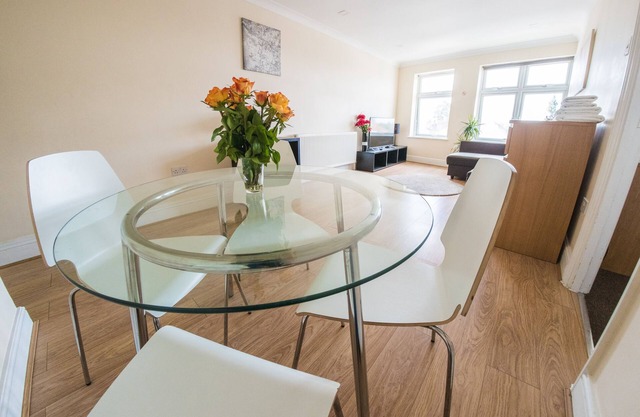 3 Bedrooms Apartment
