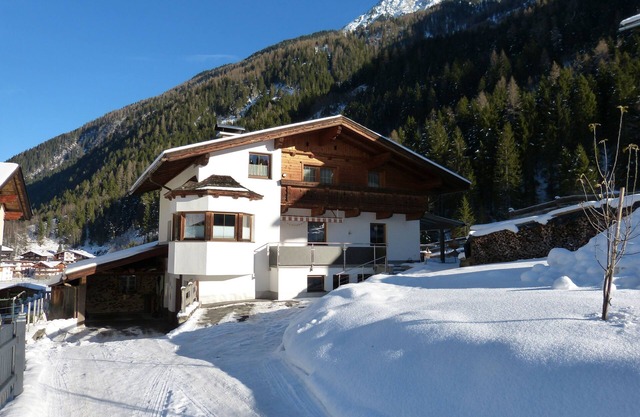 3 bedrooms, quiet area, near the bus stop, near the glacier