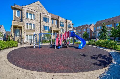 3 Bedrooms Townhouse Near Square One, Ridgeway Plaza & Toronto Airport with 2 Parkings