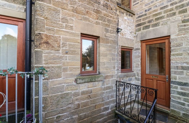 3 CHEWS COTTAGE, family friendly, with a garden in Pateley Bridge