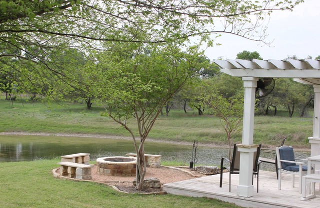3 Detached Suites With Private Baths & AC, 5 King beds, Acreage, Pond, Firepit