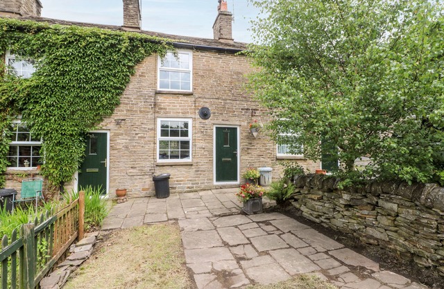 3 HIGHER LANE, romantic, character holiday cottage in Bollington