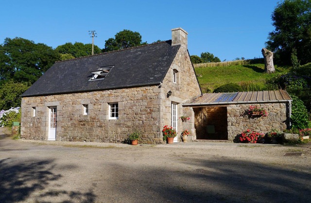 3 km from the sea, 18th century Breton house in a haven of peace and nature