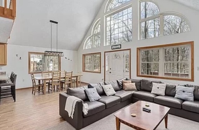 3-level home w/open floor plan, hot tub & golf cart access - near everything!