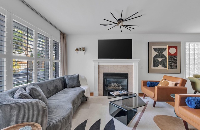 3-level Residence - 8 min Downton