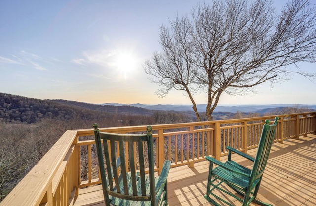 3 Mi Beech Mtn Resort: Cozy Studio w/Deck & View!