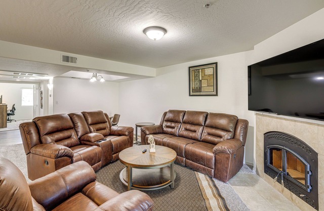 3 Mi to Talking Stick: Condo w/Community Perks!