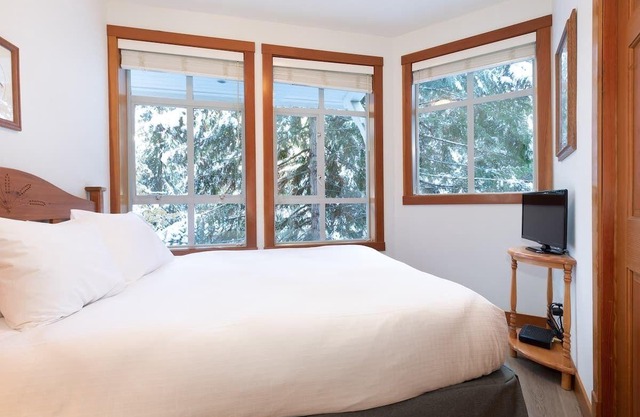 3 min Walk to Whistler Village, Parking, Views