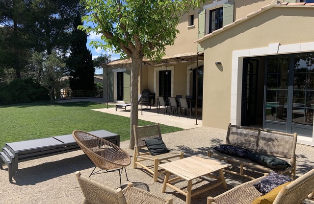 3 minutes from the center (Provencal village) and shops: Mas St Olive with swimming pool