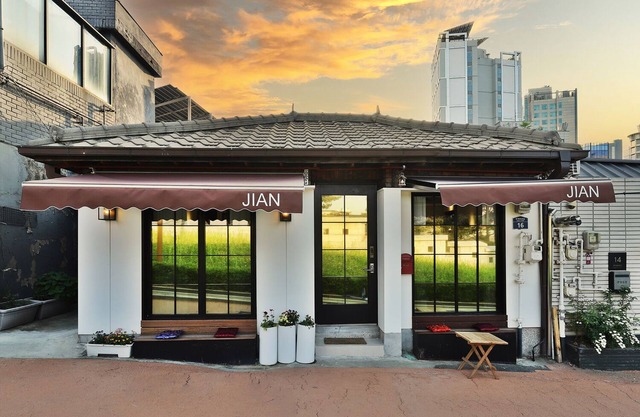 3 minutes to subways and buses. Modern hanok for a family or friends!