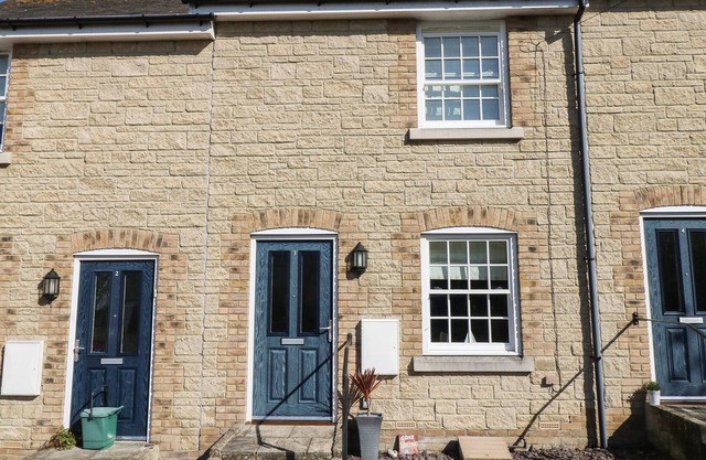 3 OLD POST OFFICE MEWS, family friendly, with a garden in Brading