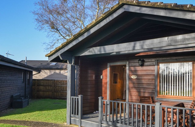 3 PINEWOOD RETREAT, romantic, character holiday cottage in Lyme Regis